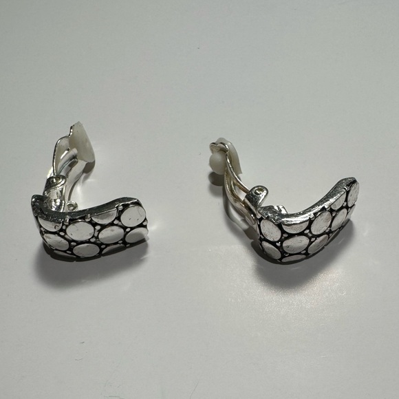 Vintage Clip On Earrings Pebble Engravings Textured Silver Tone Half Hoops - Picture 4 of 4